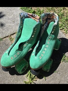 Moxi LOLLY Green Suede Retro Roller Skates